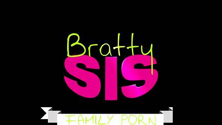 Везучий очкарик поимел двух стройных девиц и дал оценить вкус его спермы