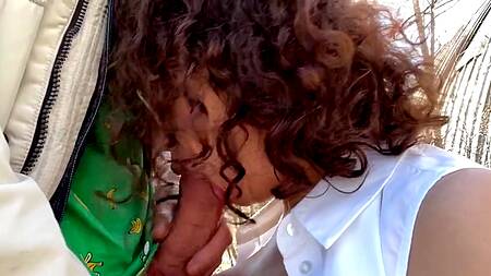 Грудастая звезда исполнила пошлую мечту поклонника, отсосав и жарко сиськами подрочив