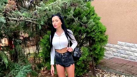 Прокатил на тачке, а после и на большом члене шлюшку брюнетку с классными сиськами