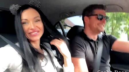 Прокатил на тачке, а после и на большом члене шлюшку брюнетку с классными сиськами