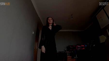 Поебывает рот и киску красивой девушки с большими сиськами после эротического шоу