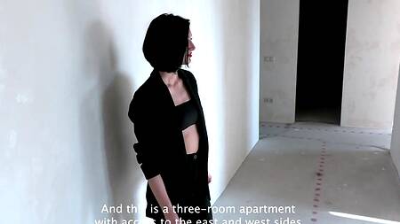 Сексапильная риелторша устроила самый жаркий показ квартиры с порнушкой у окна