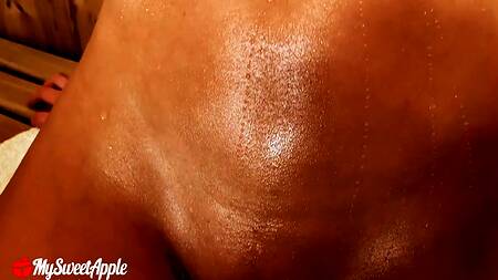 Красотка устроила оральный рай в сауне, вылизав бойфренду жопу и сочно отсосав