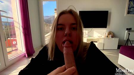 Русскую малышку с классной жопой побаловали длинным хуем и сексом у окна