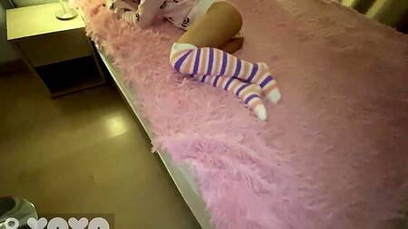 Миниатюрная брюнетка с узкой киской не может молчать из-за большого члена внутри нее