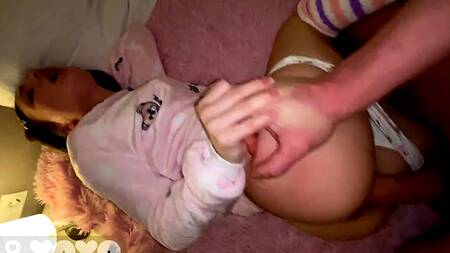 Миниатюрная брюнетка с узкой киской не может молчать из-за большого члена внутри нее