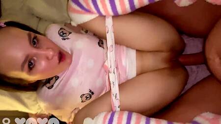 Миниатюрная брюнетка с узкой киской не может молчать из-за большого члена внутри нее