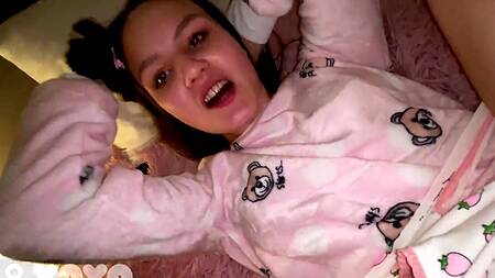 Миниатюрная брюнетка с узкой киской не может молчать из-за большого члена внутри нее