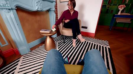 Гладкая киска жаркой училки по русскому выебана во время урока за деньги