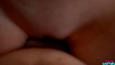 Малышка с пирсингом в сосках не скромно ебется с бойфрендом на телефон