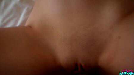 Малышка с пирсингом в сосках не скромно ебется с бойфрендом на телефон