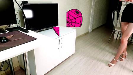 Кончить на лицо - все что просит стройная милашка в очках после сочного минета