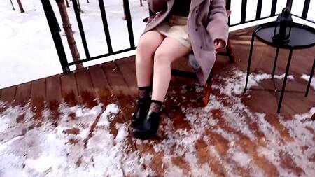 Молоденькая толстушка с классной жопой предлагает погреться и отжарить ее киску раком