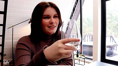 Молоденькая толстушка с классной жопой предлагает погреться и отжарить ее киску раком