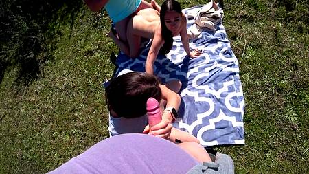 Объединили пикник на улице с групповушкой, выебав парочку стройных брюнеток