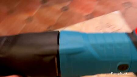 Стройные малышки испытали новую секс машину из резинового члена и перфоратора