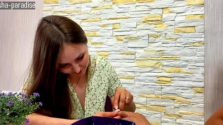 Без презерватива оттрахал собственную мамку, удовлетворив ее киску и накончав внутрь