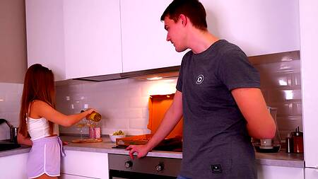 Рыжая пробует пиццу со спермой после бурной порнушки на кухне с курьером