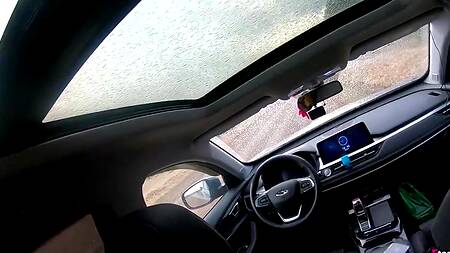 Молодой парочке из-за дождя пришлось жарко потрахаться в машине, но и этот секс был классным