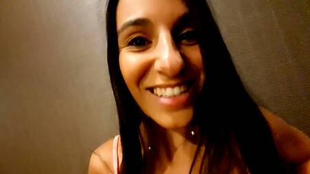 Разгоряченная брюнетка ждет не дождется чтобы оказаться на большом члене бойфренда