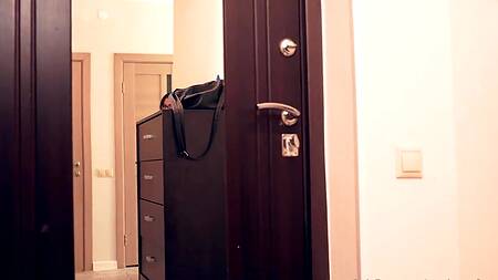 Две пьяные малышки угостили шикарным минетом парней на вечеринке в честь новоселья