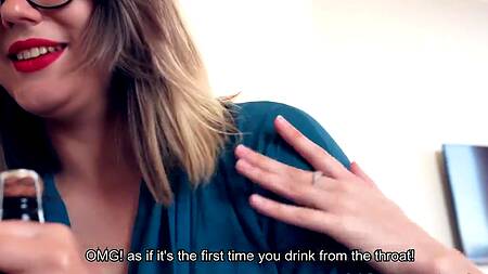 Две пьяные малышки угостили шикарным минетом парней на вечеринке в честь новоселья