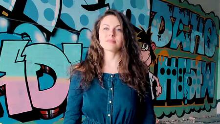 Кучерявая девушка отдалась раком на улице и дико кричит от классного секса