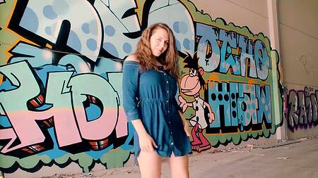 Кучерявая девушка отдалась раком на улице и дико кричит от классного секса