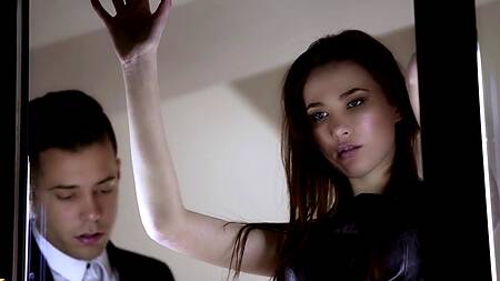 Малышку обкончали из большого члена, предварительно выебав на глазах у мужа