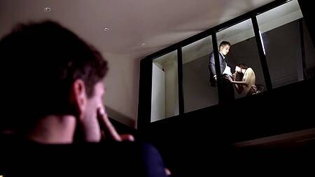 Малышку обкончали из большого члена, предварительно выебав на глазах у мужа