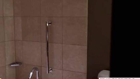 Фигуристая шлюшка с классными сиськами исполнит любое мужское желание за деньги