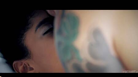 Утренняя страсть и оргазм для сладкой киски чернокожей красотки на белом члене