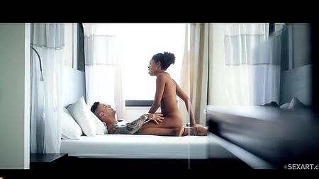 Утренняя страсть и оргазм для сладкой киски чернокожей красотки на белом члене