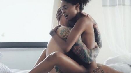 Утренняя страсть и оргазм для сладкой киски чернокожей красотки на белом члене