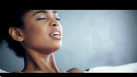 Утренняя страсть и оргазм для сладкой киски чернокожей красотки на белом члене