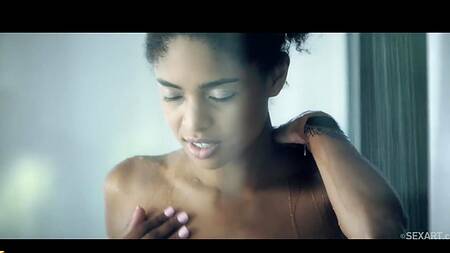 Утренняя страсть и оргазм для сладкой киски чернокожей красотки на белом члене