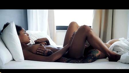 Утренняя страсть и оргазм для сладкой киски чернокожей красотки на белом члене
