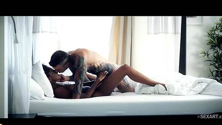 Утренняя страсть и оргазм для сладкой киски чернокожей красотки на белом члене