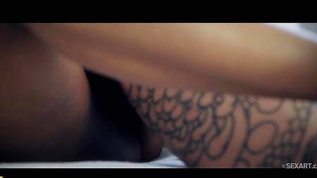 Утренняя страсть и оргазм для сладкой киски чернокожей красотки на белом члене