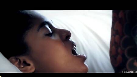 Утренняя страсть и оргазм для сладкой киски чернокожей красотки на белом члене