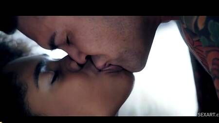 Утренняя страсть и оргазм для сладкой киски чернокожей красотки на белом члене