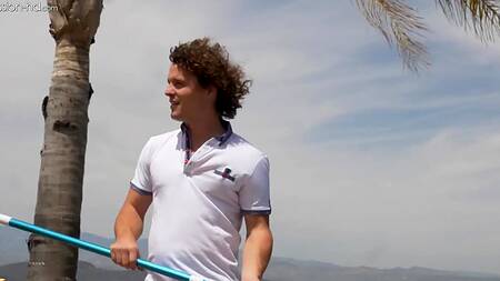 Брюнетка большими сиськами и глубоким минетом совращает обычного чистильщика бассейнов