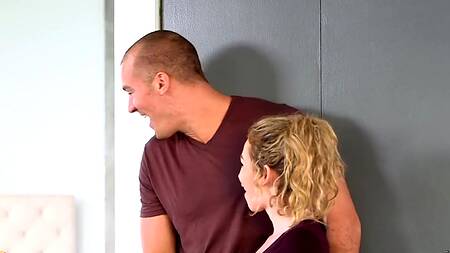 Развратная мамочка покажет дочке как совладать с огромным хуем в ее первом сексе втроем