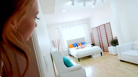 Перевозбужденные сучки кончают со сквиртом из-за вибратора и большого члена в кисках