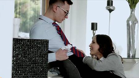 Худенькая куколка вместо работы обеспечила себе шикарный анал с большим членом