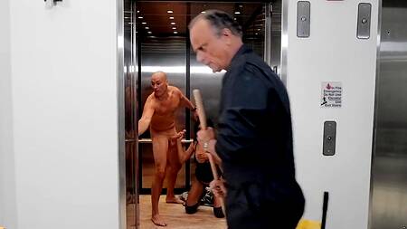 Безумная порнушка в лифте с сисястой брюнеткой по пути на работу