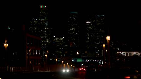 Шикарная сучка заполнила пустоту большими членами трахаясь с двойным проникновением