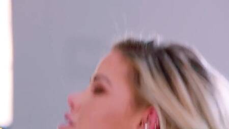 Шикарная сучка заполнила пустоту большими членами трахаясь с двойным проникновением