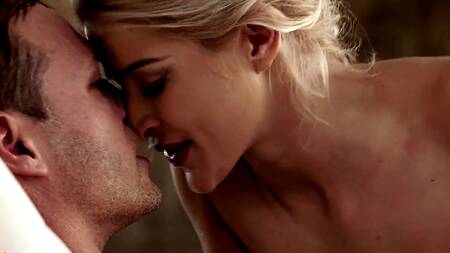 Желание потрахаться в анал нахлынуло на молоденькую блондинку с маленькими сиськами