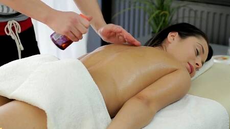 Отмассировал русской телке мокрую бритую пизду на массажном столе